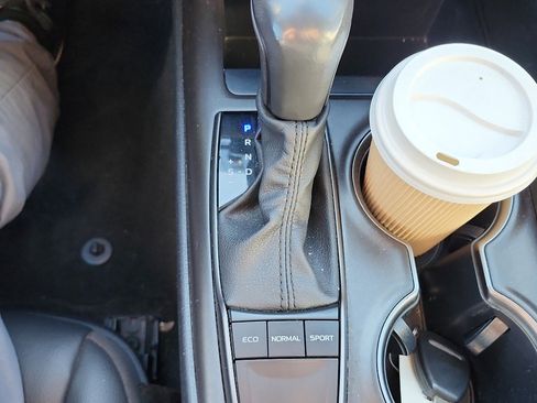 Used 2024 Toyota Camry SE image 19