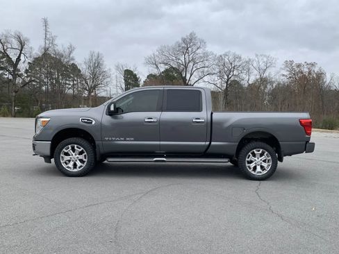 Used 2019 Nissan Titan SV w/ SV Convenience Package image 4