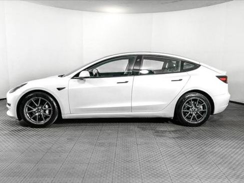 Used 2023 Tesla Model 3 Standard Range image 3