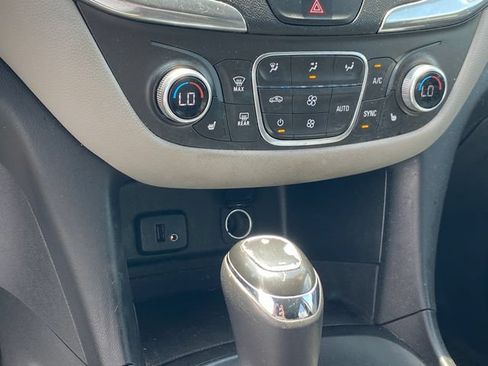 Used 2018 Chevrolet Equinox LT FWD image 9