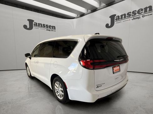 Used 2024 Chrysler Pacifica Touring-L FWD image 3