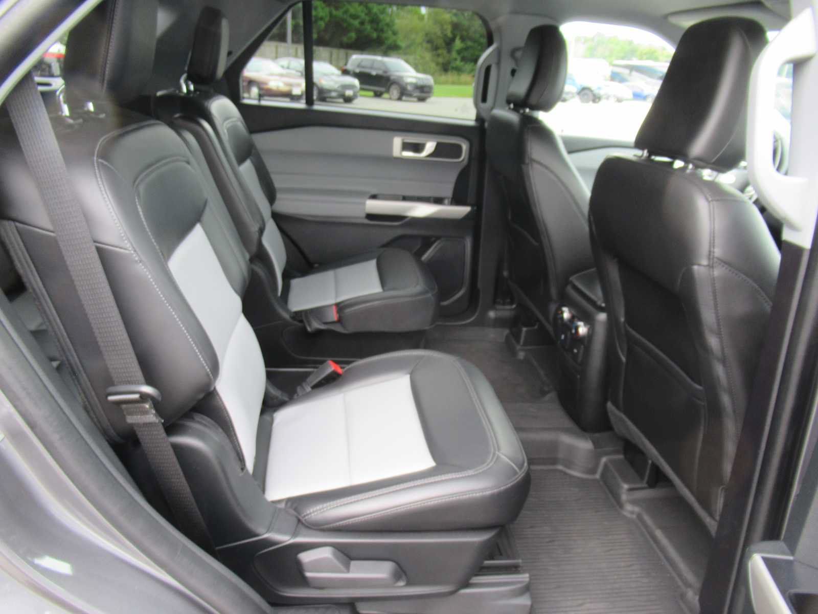 Used 2022 Ford Explorer XLT w/ Equipment Group 202A AWD/4WD image 21