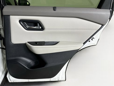 Used 2023 Nissan Rogue SL w/ SL Premium Package image 32