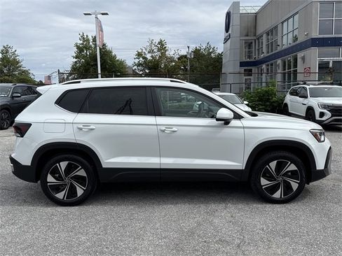 Used 2025 Volkswagen Taos SE image 5