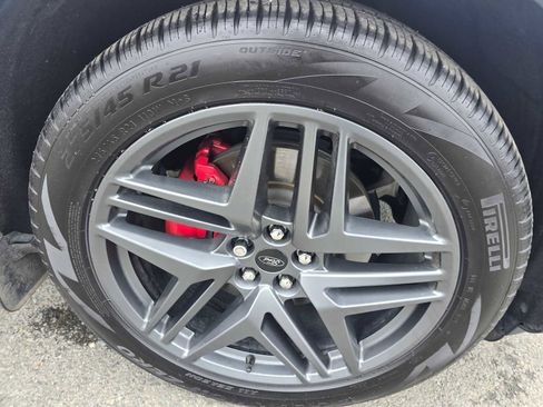 Used 2025 Ford Explorer ST image 9