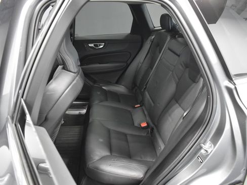 Used 2021 Volvo XC60 T5 Momentum w/ Climate Package AWD/4WD image 32
