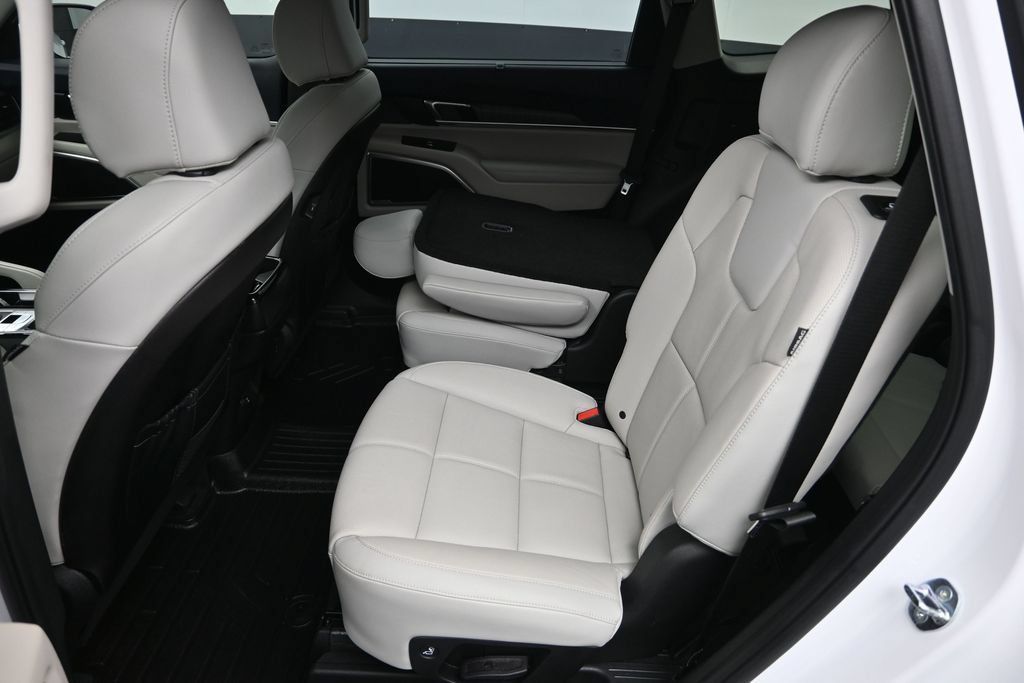 Used 2025 Kia Telluride EX w/ EX Captain's Chair Package FWD image 30