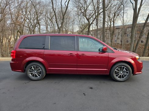 Used 2017 Dodge Grand Caravan SE image 2