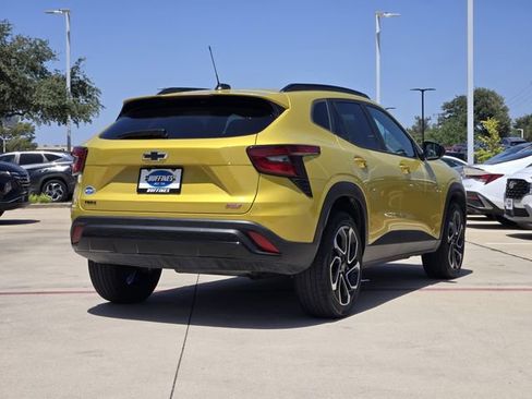 Certified 2025 Chevrolet Trax RS w/ Sunroof Package FWD image 4