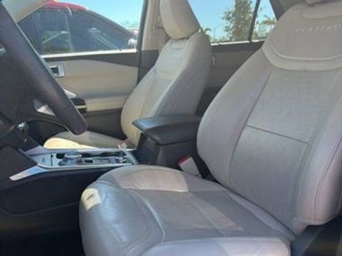 Used 2022 Ford Explorer Platinum w/ Equipment Group 601A image 2