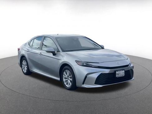 Used 2025 Toyota Camry LE image 3