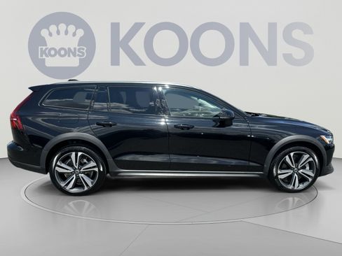 Used 2025 Volvo V60 B5 Cross Country Plus AWD/4WD image 17