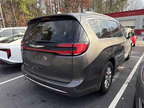 Used 2022 Chrysler Pacifica Touring-L image 4