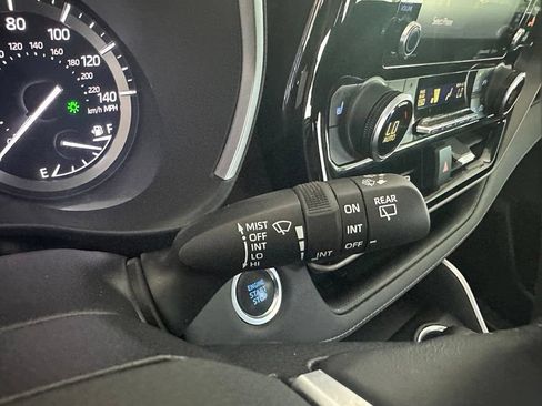 Used 2020 Toyota Highlander XLE FWD image 22