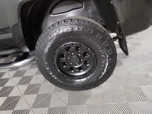 Used 2010 HUMMER H3 Alpha image 22