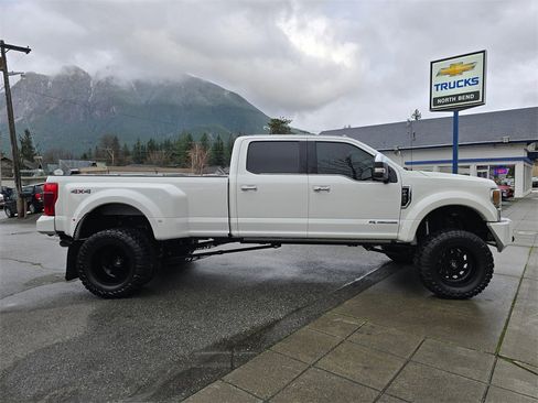 Used 2020 Ford F450 Platinum w/ Camper Package image 4