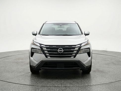 Used 2025 Nissan Rogue SV image 2