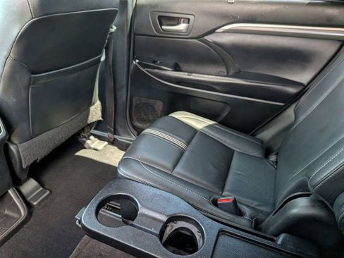 Used 2018 Toyota Highlander SE FWD image 30