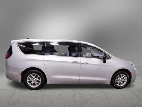 Used 2024 Chrysler Pacifica Touring-L image 8