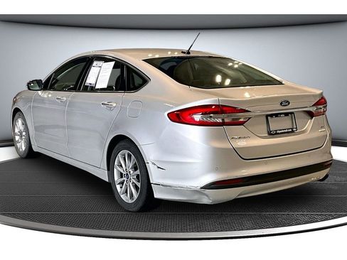 Used 2017 Ford Fusion SE w/ Fusion SE Technology Package FWD image 13