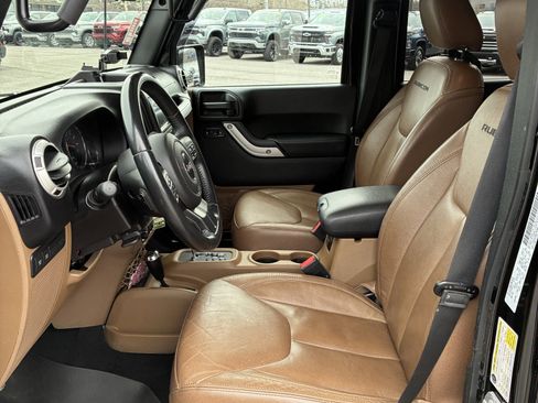 Used 2016 Jeep Wrangler Unlimited Rubicon w/ Connectivity Group image 10