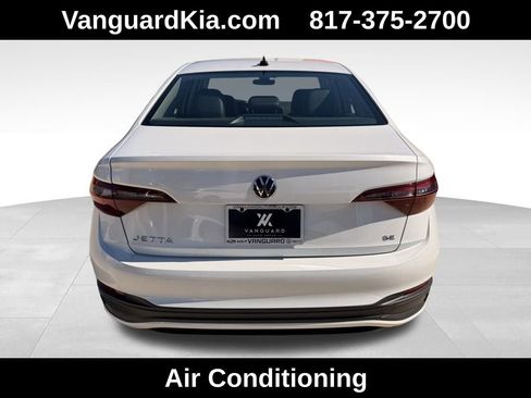 Used 2023 Volkswagen Jetta SE image 3