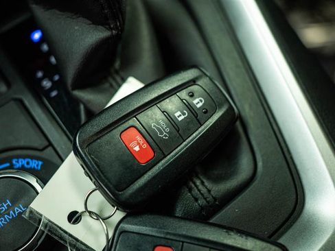 Used 2020 Toyota RAV4 XLE w/ Convenience Package image 23