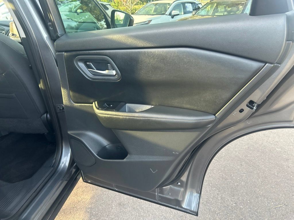 Used 2025 Nissan Rogue SV AWD/4WD image 12