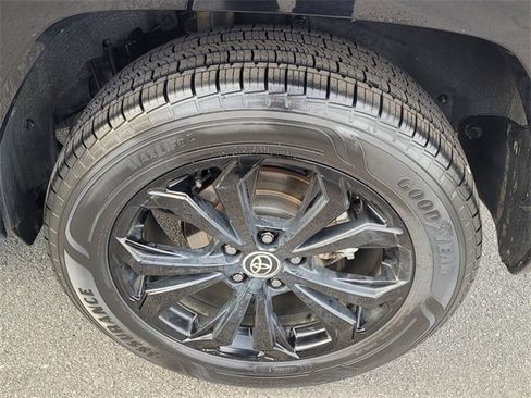 Used 2022 Toyota RAV4 SE image 18