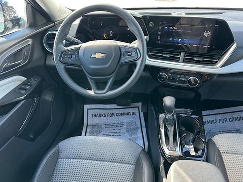 Used 2025 Chevrolet Trax LT w/ Sunroof Package image 21