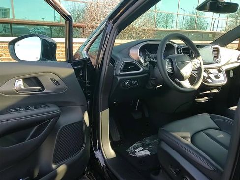 New 2026 Chrysler Pacifica Select image 8