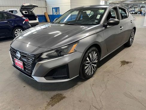 Used 2024 Nissan Altima 2.5 SV FWD image 7