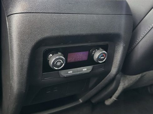 Used 2025 Chevrolet Traverse LT FWD image 27
