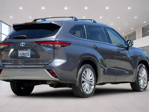 Used 2023 Toyota Highlander Platinum FWD image 4