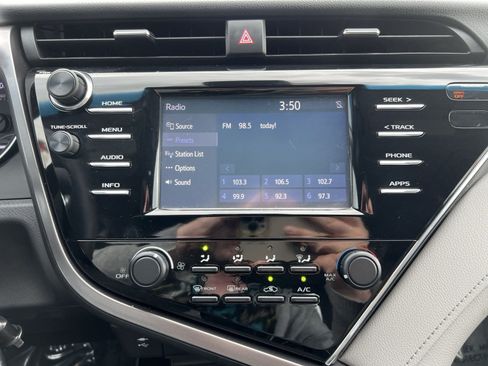 Used 2018 Toyota Camry LE FWD image 18