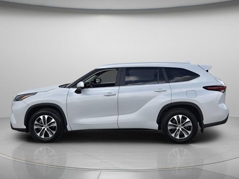 Used 2024 Toyota Highlander XLE AWD/4WD image 4
