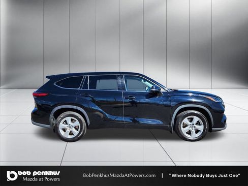 Used 2021 Toyota Highlander LE AWD/4WD image 24