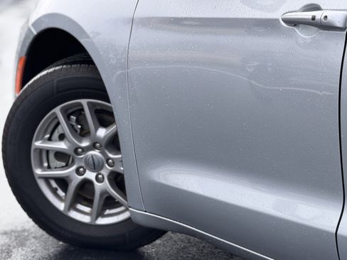 Used 2024 Chrysler Pacifica Touring-L image 8