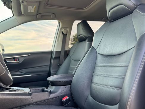 Used 2021 Toyota RAV4 XLE Premium image 14