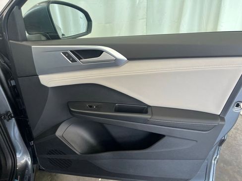 New 2025 Volkswagen Taos SE image 11