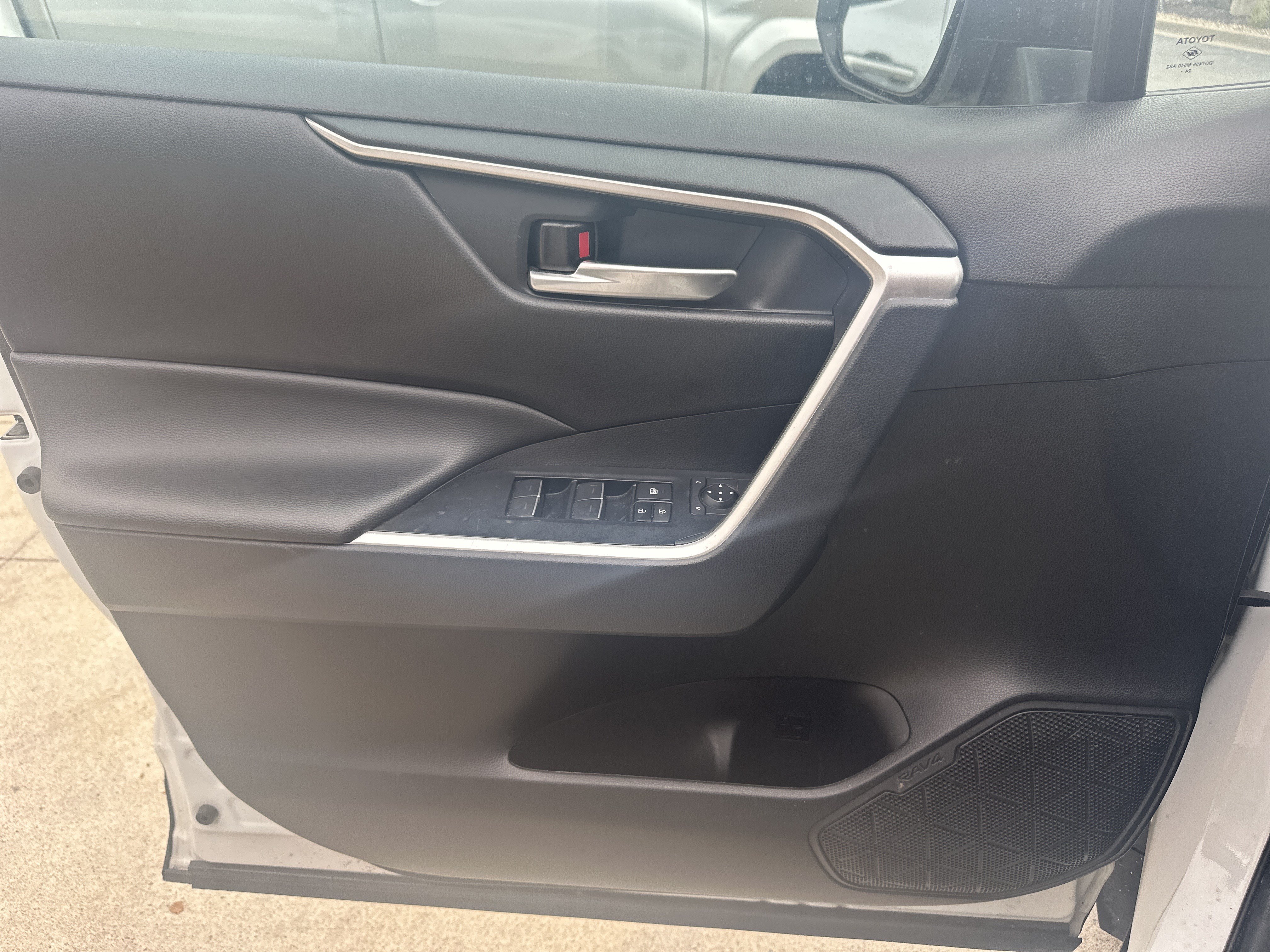 Used 2025 Toyota RAV4 XLE AWD/4WD image 13