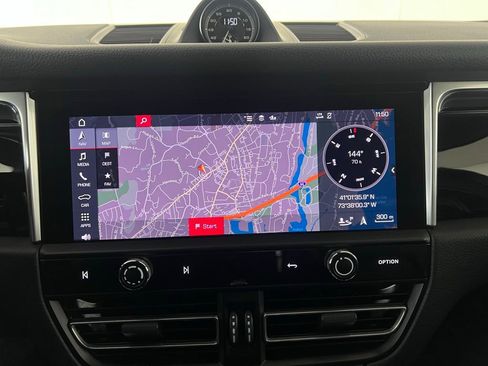 Certified 2024 Porsche Macan image 34