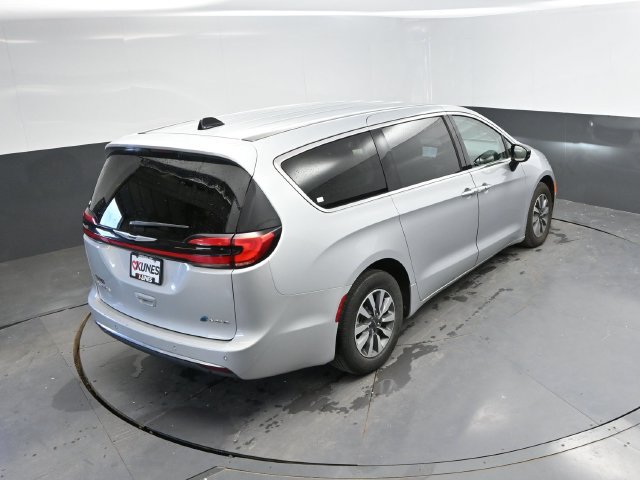Used 2024 Chrysler Pacifica Limited FWD image 35