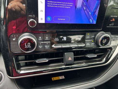Used 2024 Toyota Highlander XLE FWD image 27