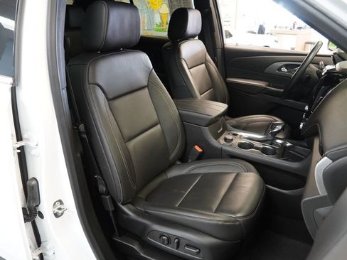 Used 2023 Chevrolet Traverse LT image 28