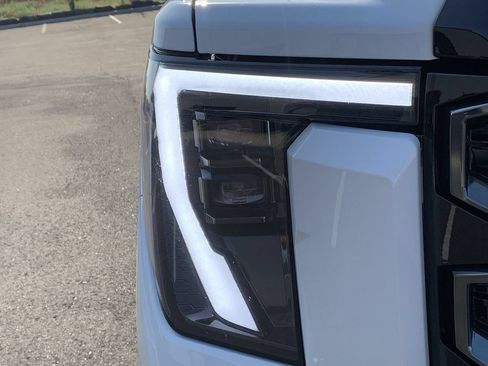 Used 2024 GMC Sierra 2500 AT4 w/ AT4 Premium Plus Package AWD/4WD image 9