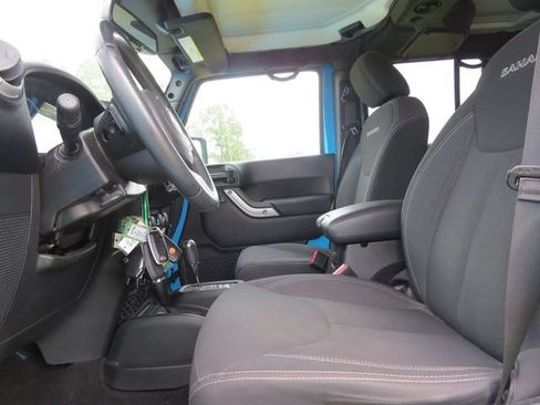 Used 2018 Jeep Wrangler Unlimited Sahara w/ Dual Top Group AWD/4WD image 9