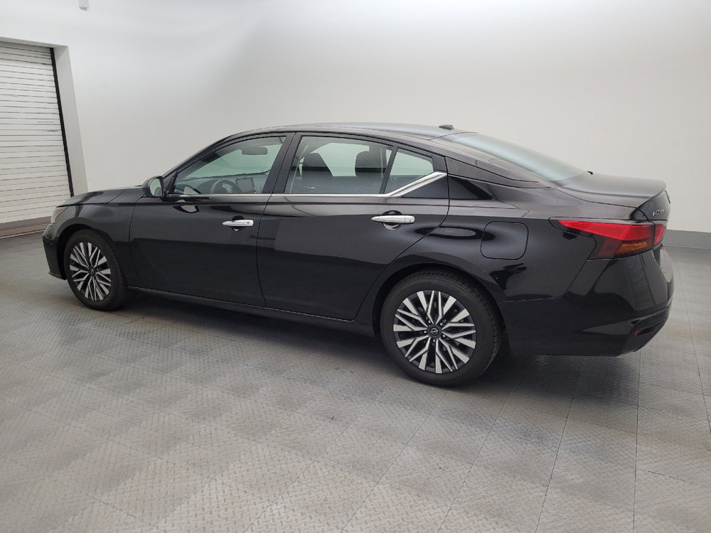 Used 2025 Nissan Altima 2.5 SV FWD image 3