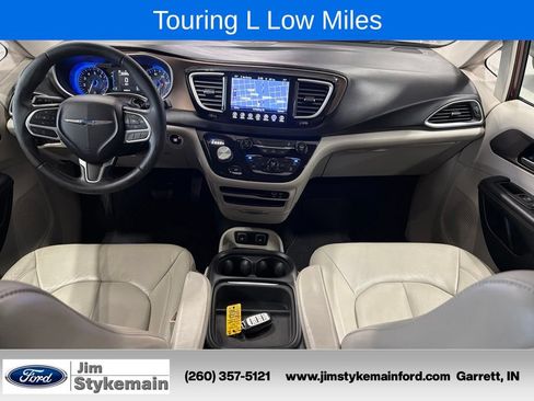 Used 2017 Chrysler Pacifica Touring-L w/ Tire & Wheel Group FWD image 32