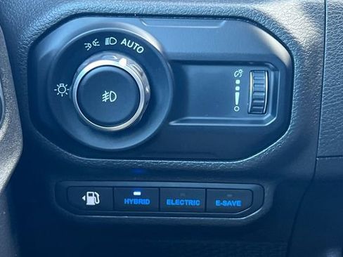 Used 2023 Jeep Wrangler Unlimited Sahara image 32